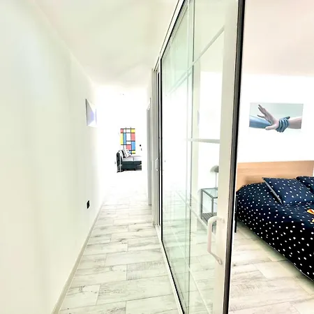Michas House 卡门港